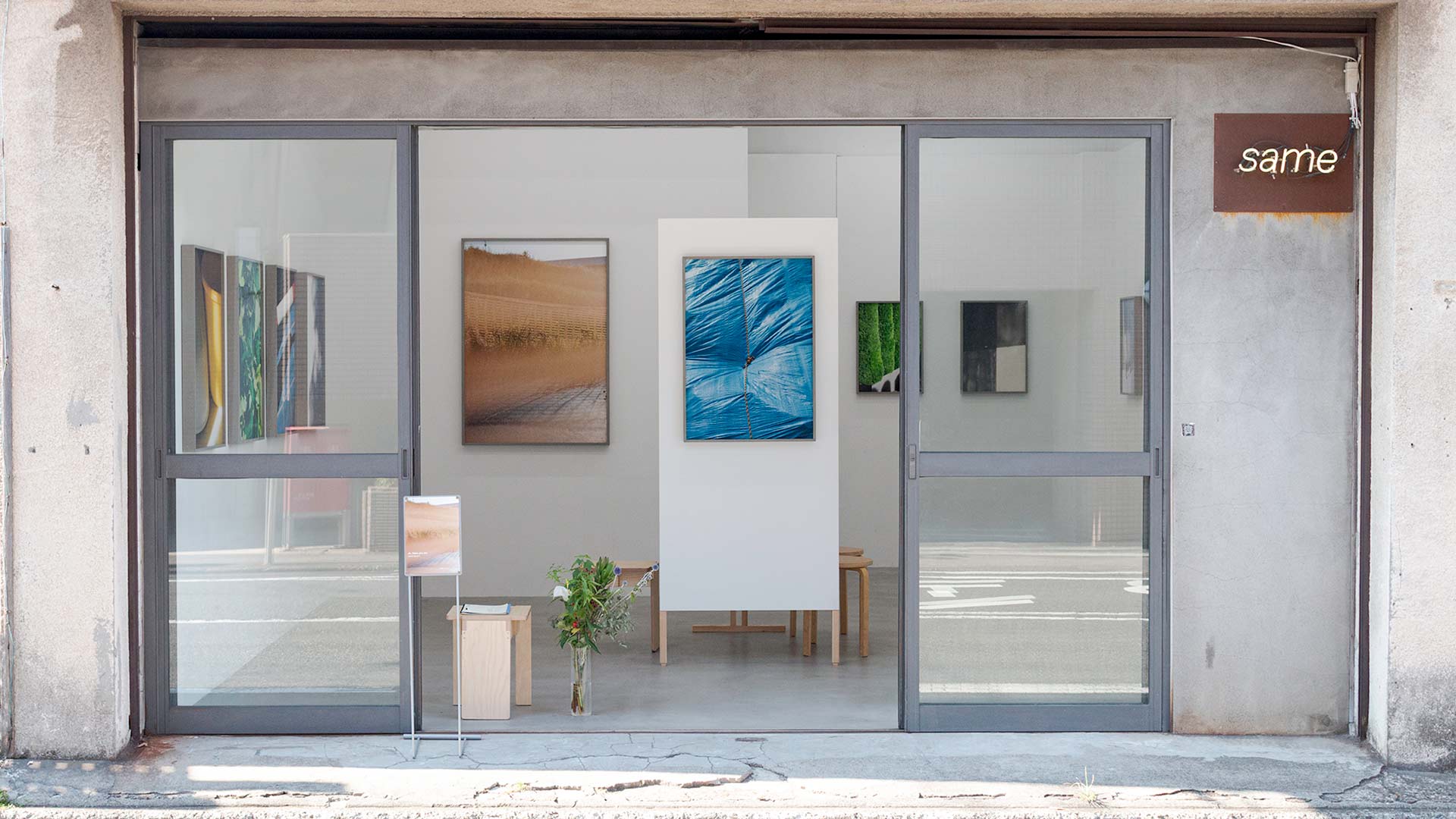 写真展「oh, there you are」の額縁と什器